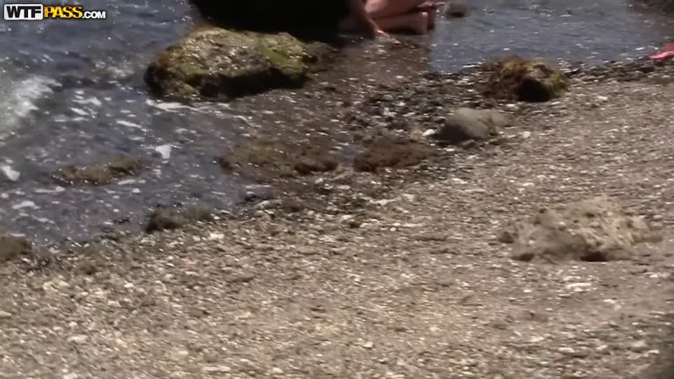 La partouze commence à la plage