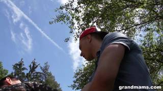 Vieille coquine reçoit une baise à la forêt Vieille coquine reçoit une baise à la forêt