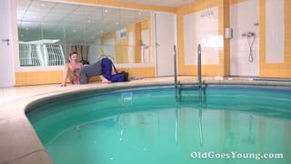Le vieux nettoyeur de piscine va baiser cette jeune fille ! Le vieux nettoyeur de piscine va baiser cette jeune fille !