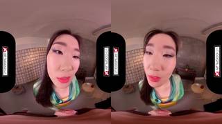 Mulan baisée en cosplay dans une aventure VR