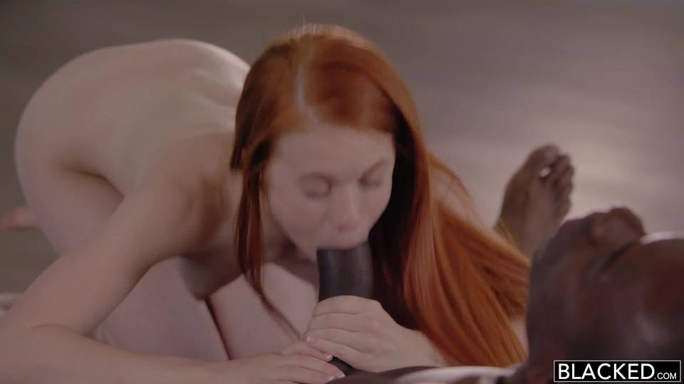 Bite geante pour une rousse affamée