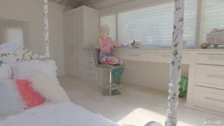 Piper Perri suce une grosse bite sur la chaise