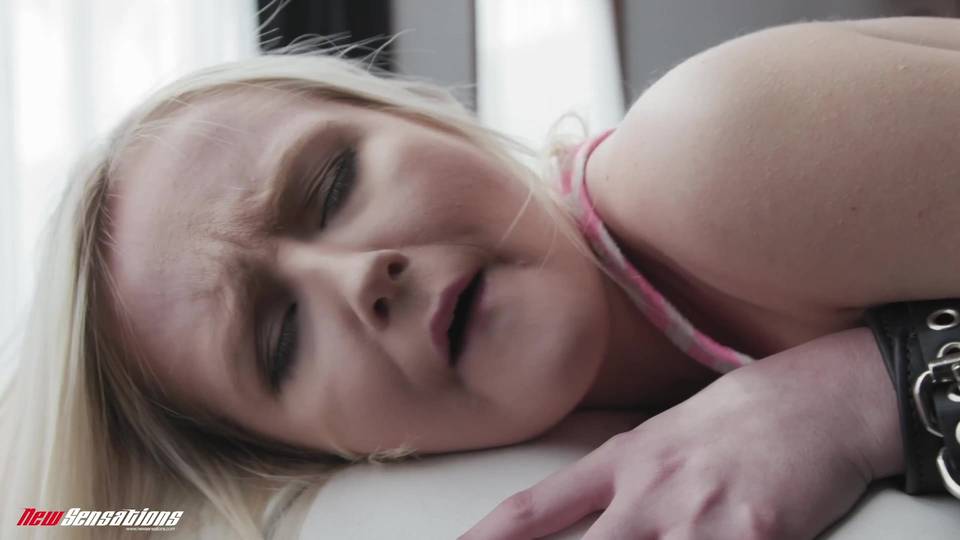 Cette blonde est une bonne petite soumise