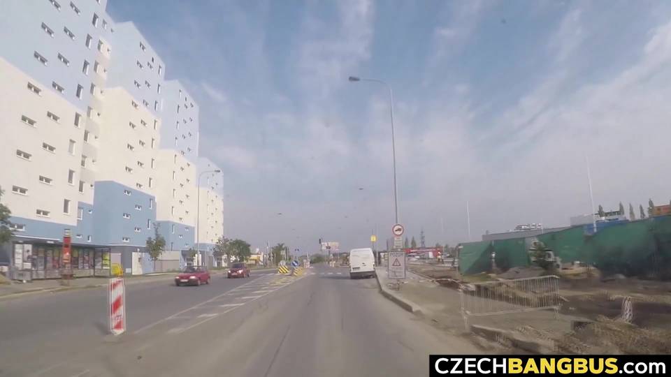 MILF Tchèque baise cinq supporters dans un bus