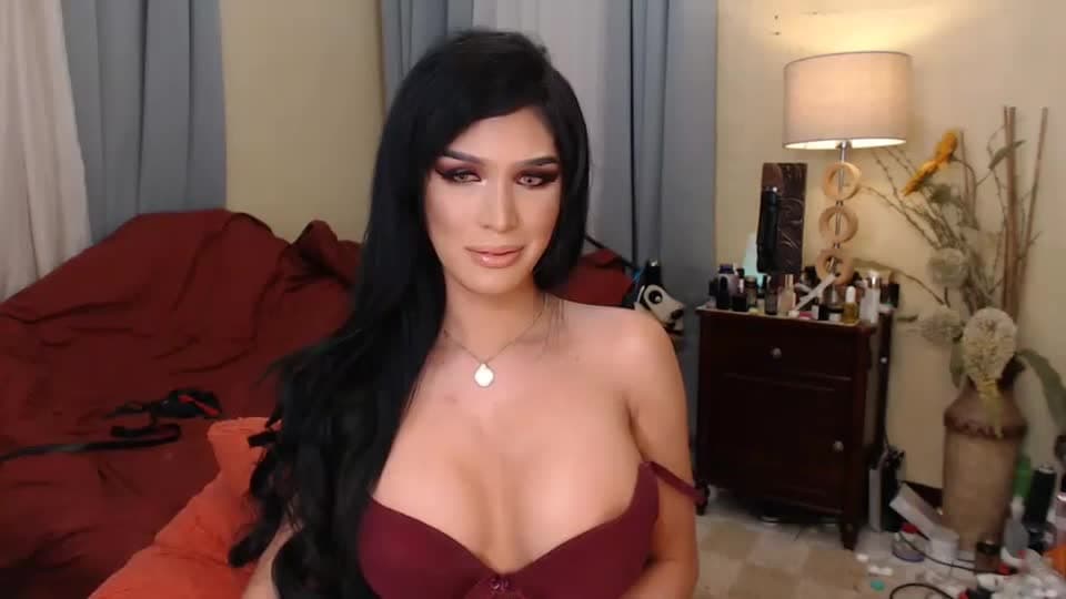 Une tranny aux gros seins se gicle dans les mains