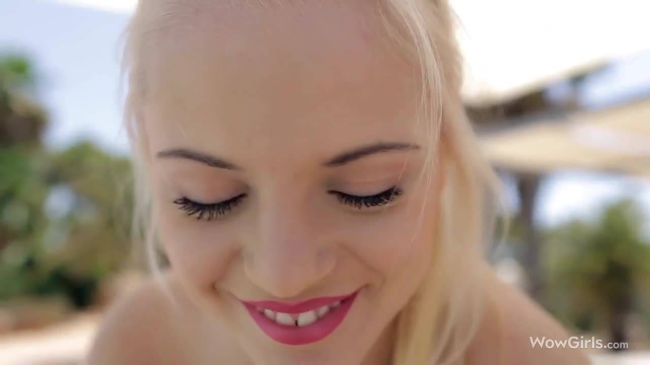 Une salope en lingerie fine suce parfaitement bien en POV