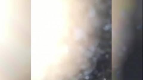 Une femme mariée prend son pied avec une grosse queue de black