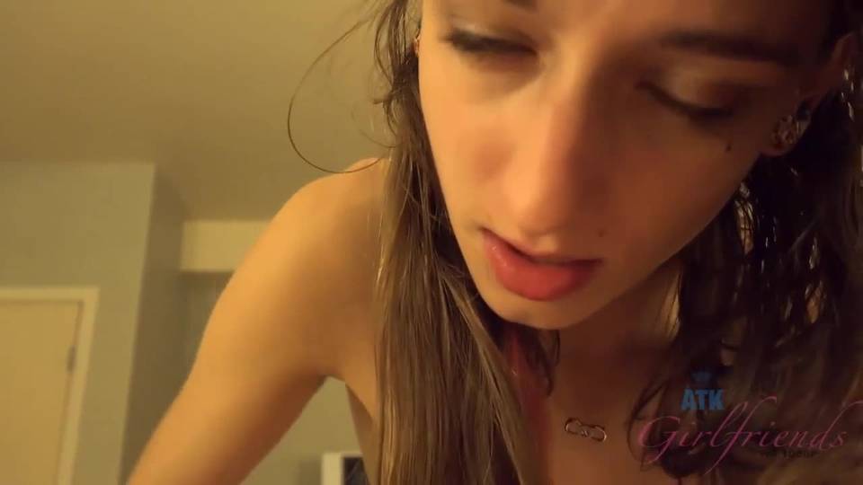 Petite puce à la chatte poilue baise partout dans sa chambre d'hôtel