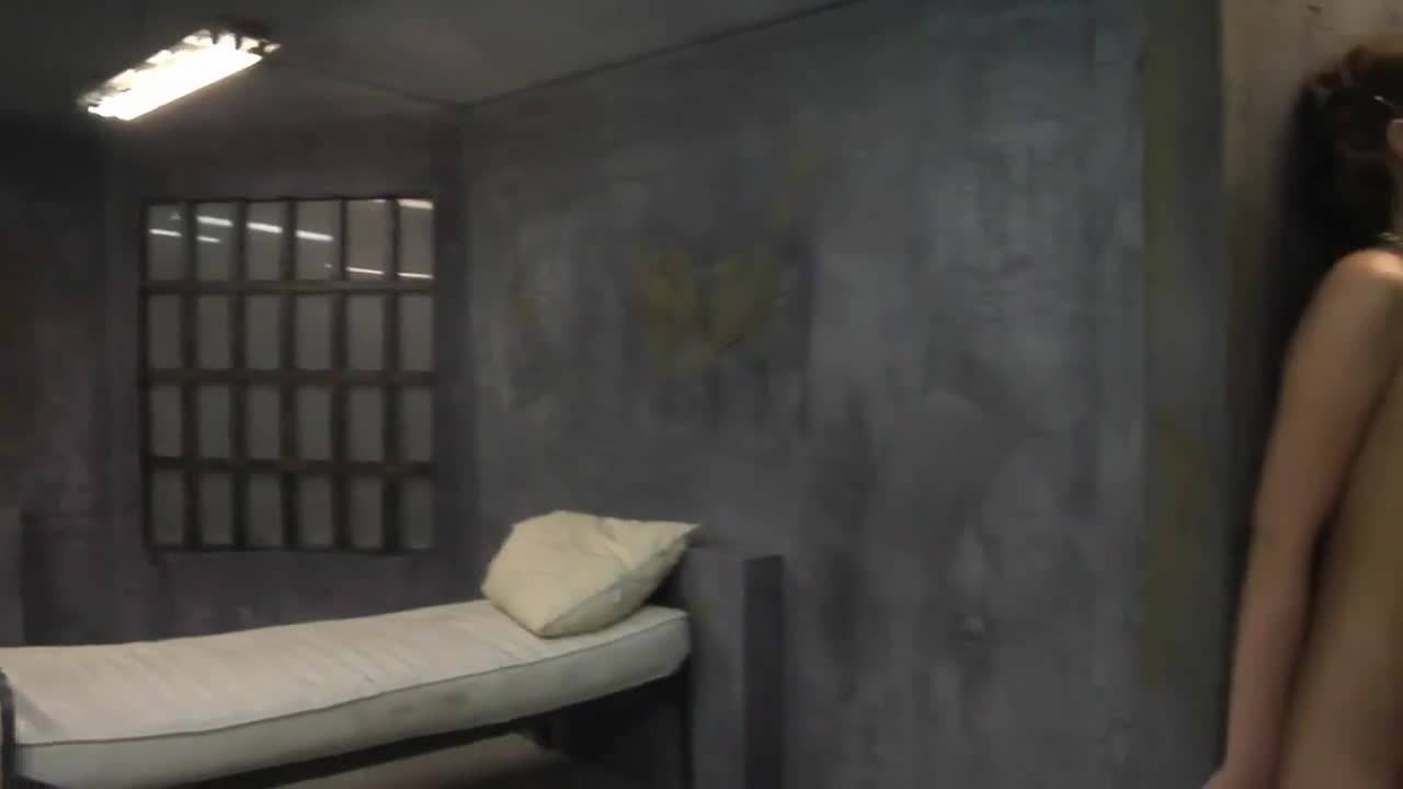 Une chienne BCBG se fait partouzer dans les WC d'une prison