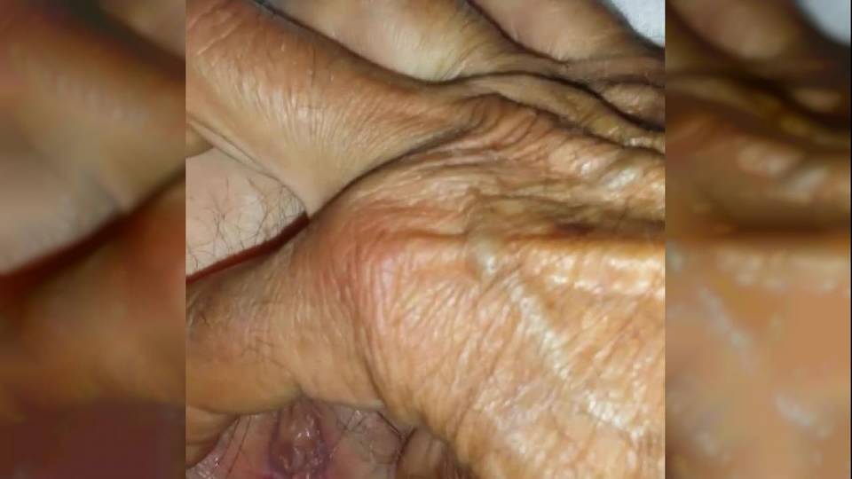 Courte scène de papy qui touche la chatte à mamy