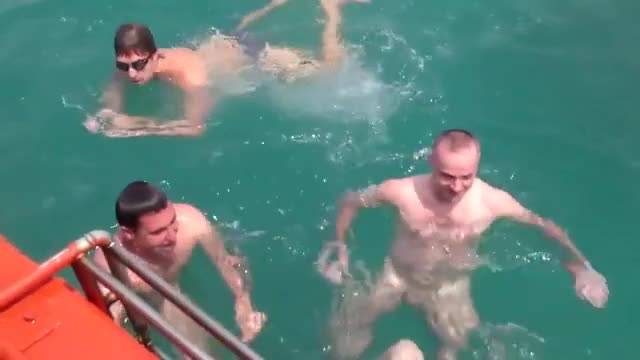 Fille russe se fait harceler dans l'eau mais elle aime ça
