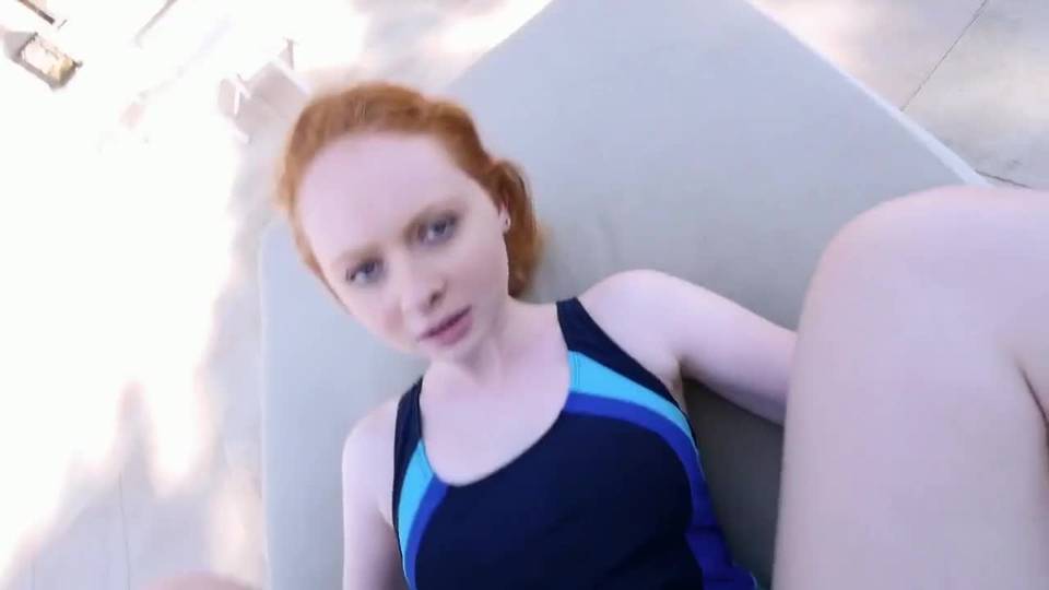 Il baise une teen rousse en maillot de bain
