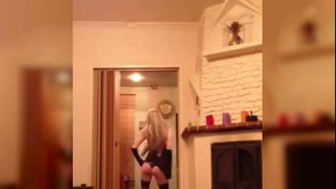 Transex remue son beau petit cul