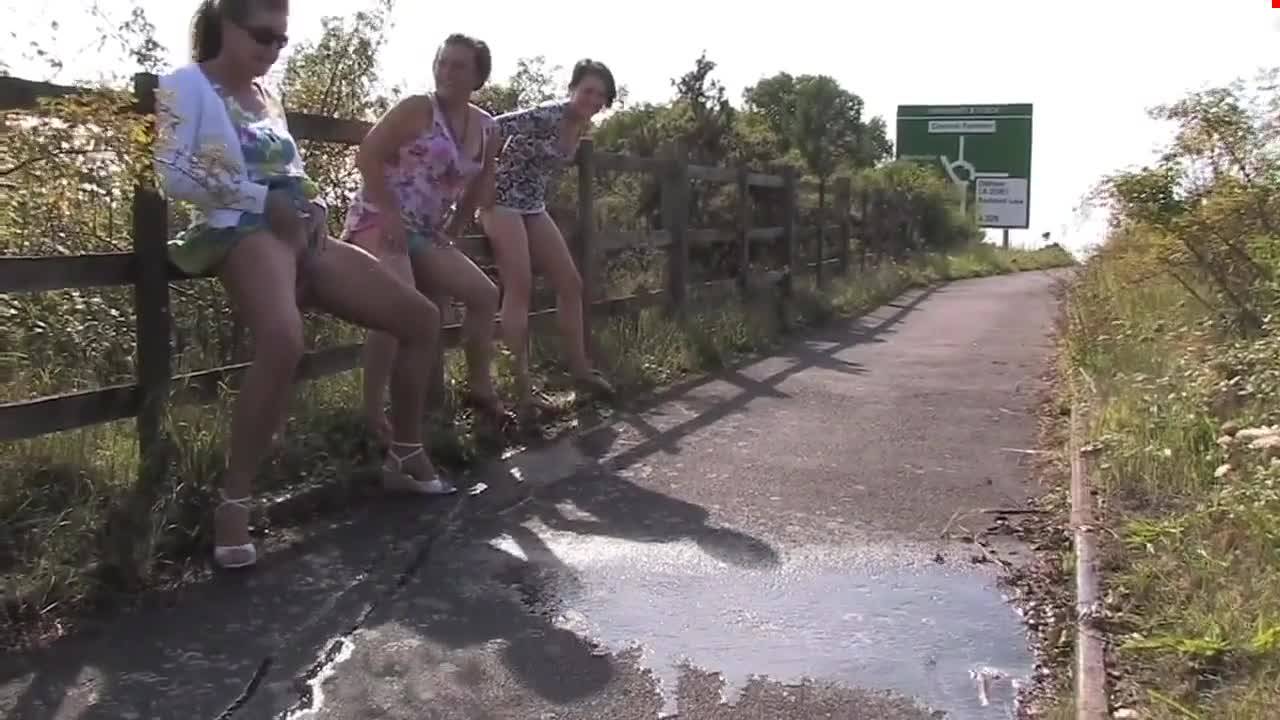 Elle inonde la route devant ses copines