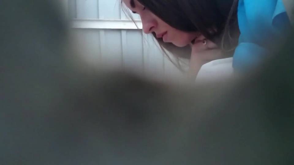 Voyeur filme une femme qui pisse