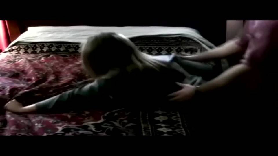 Il fait couiner sa jeune petite copine russe