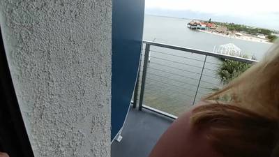 Couple de vacanciers exhibitionnistes sur le balcon