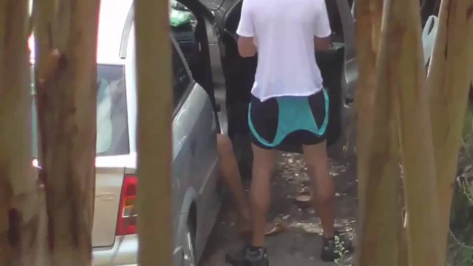 Un cycliste a rendez-vous avec une pute dans les bois