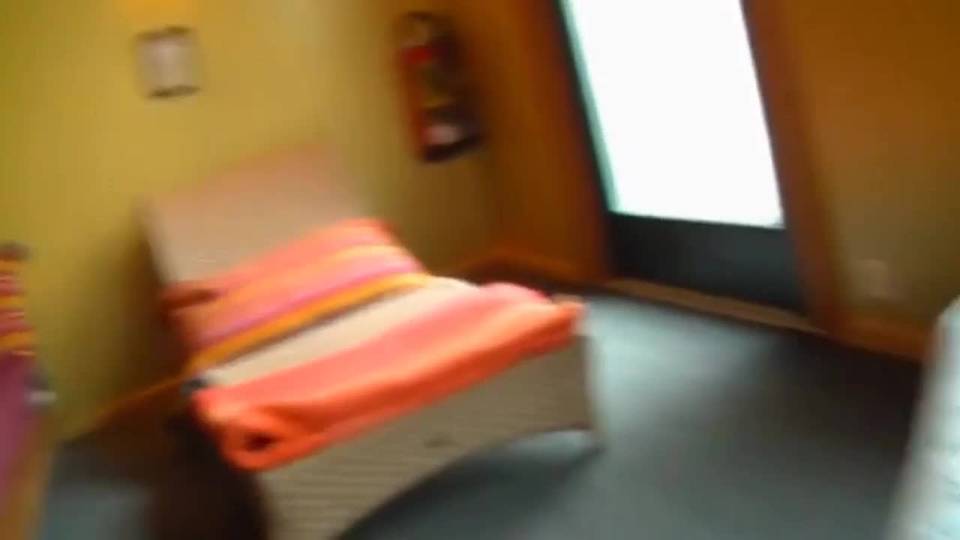 Jeune allemande exhib et son mec à l'hotel