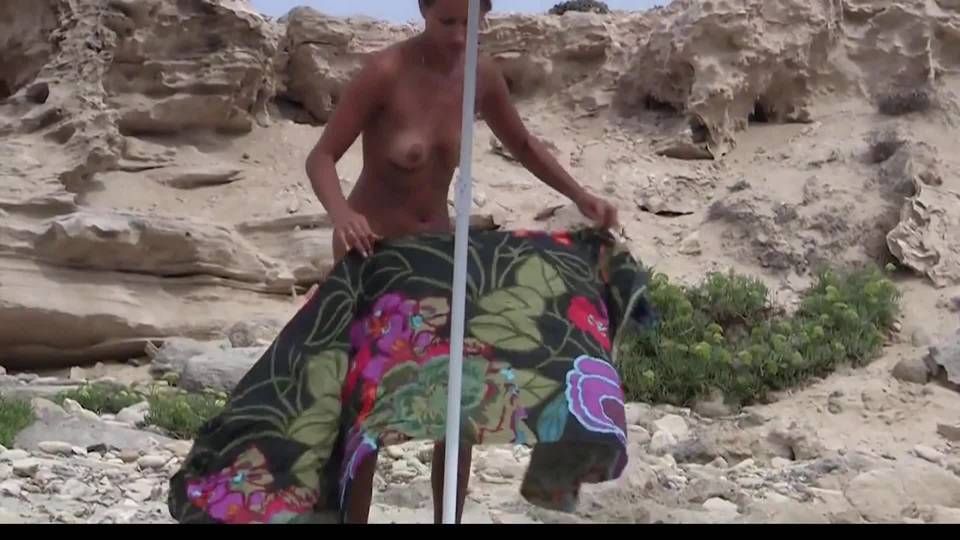 Les filles à la plage naturiste