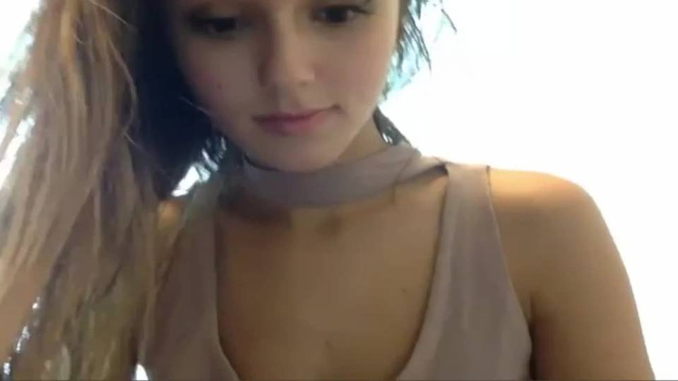 Jeune fille toute chaude sur sa webcam!