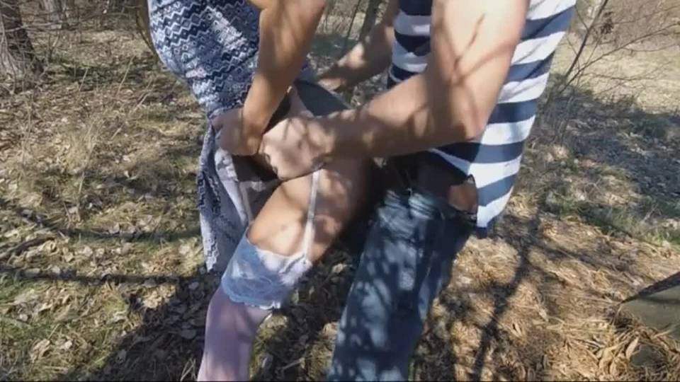 Quand madame fait la pute dans les bois...