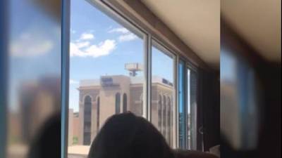 Une jolie blonde se baise sur son mec