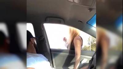 Une belle inconnue branle un exhibitionniste en voiture