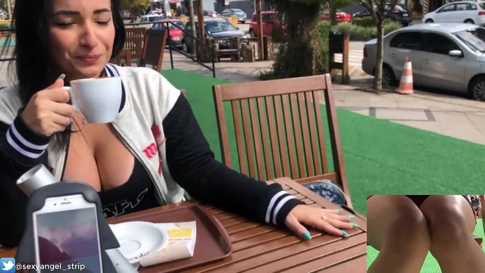 Il fait jouir sa nana avec un sextoy connecté ! Elle n'en peut plus...