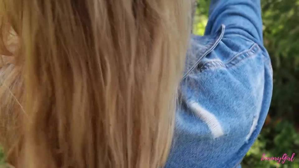 Elle invite son copain à une bonne pipe dans les bois !