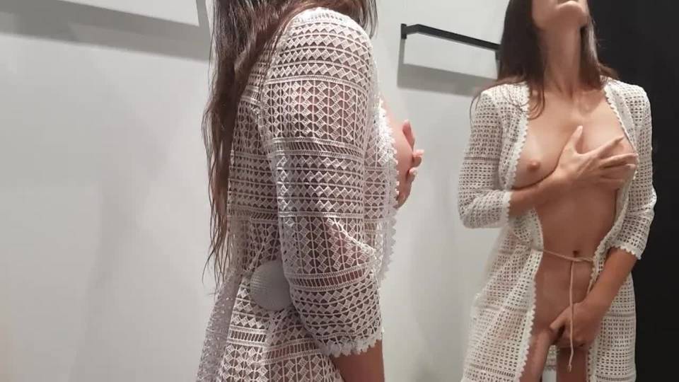 Une fille se change dans une cabine d'essayage