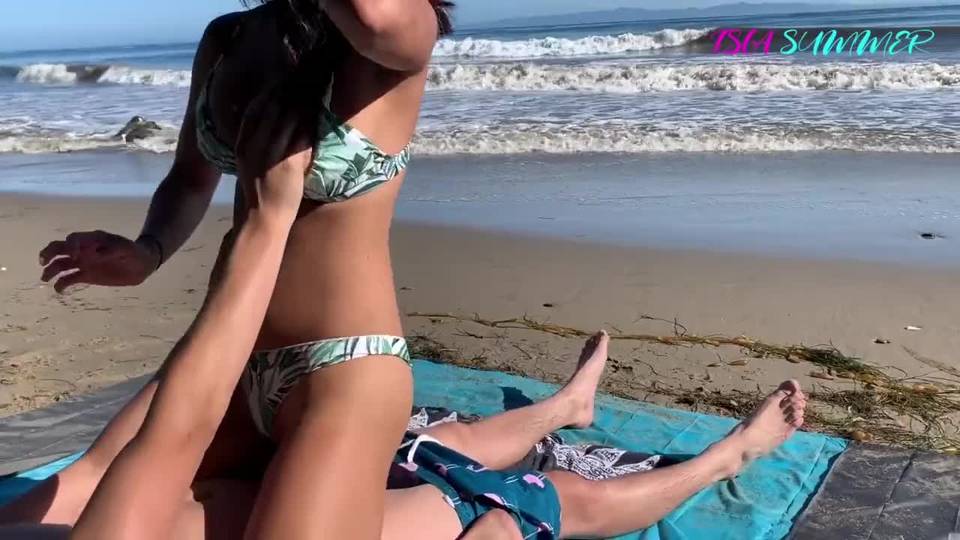 Une baise rapide à la plage avec une jolie latina