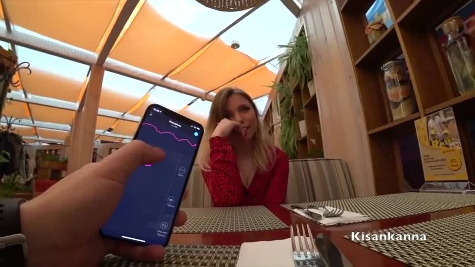 Il met sa nana en transe avec un vibromasseur bluetooth