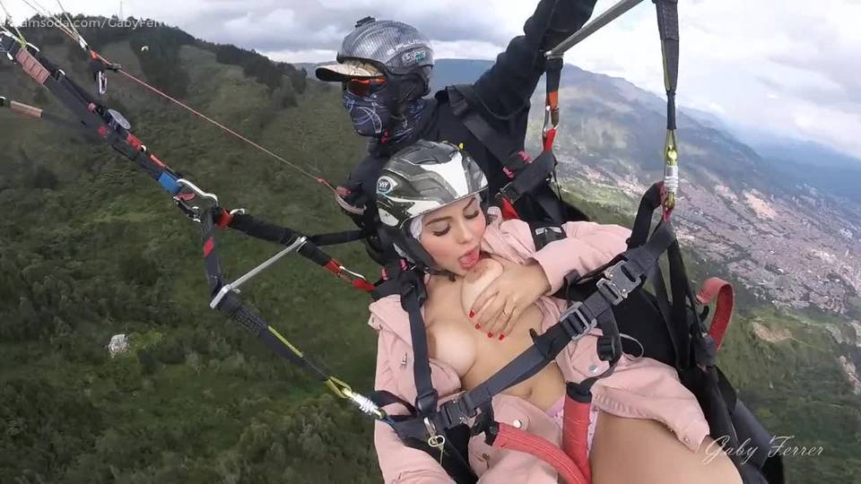 Masturbation sur un parapente!