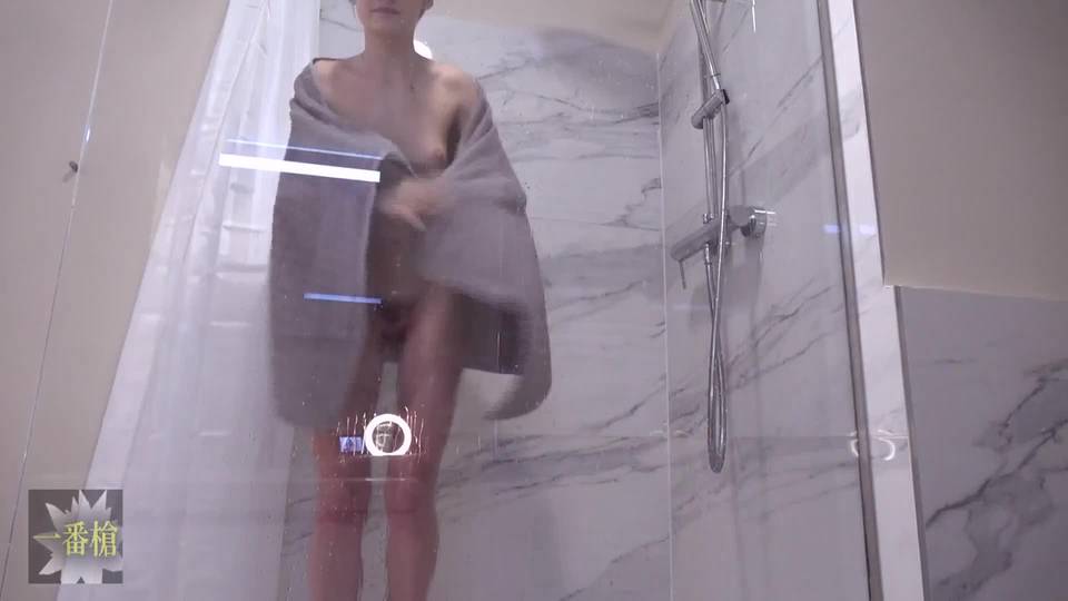Teen au joli cul baisée dans la douche