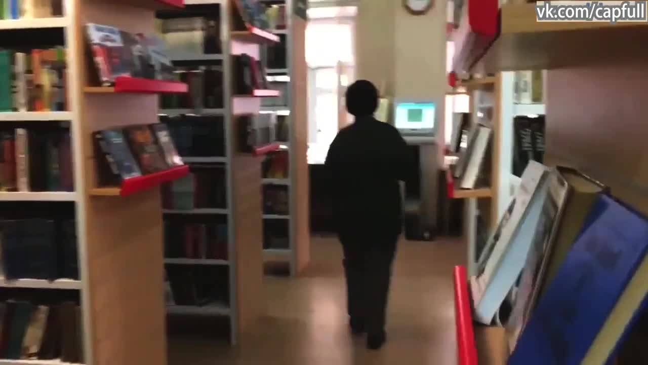 Deux jeunes gouines en action dans la bibliothèque de la Fac