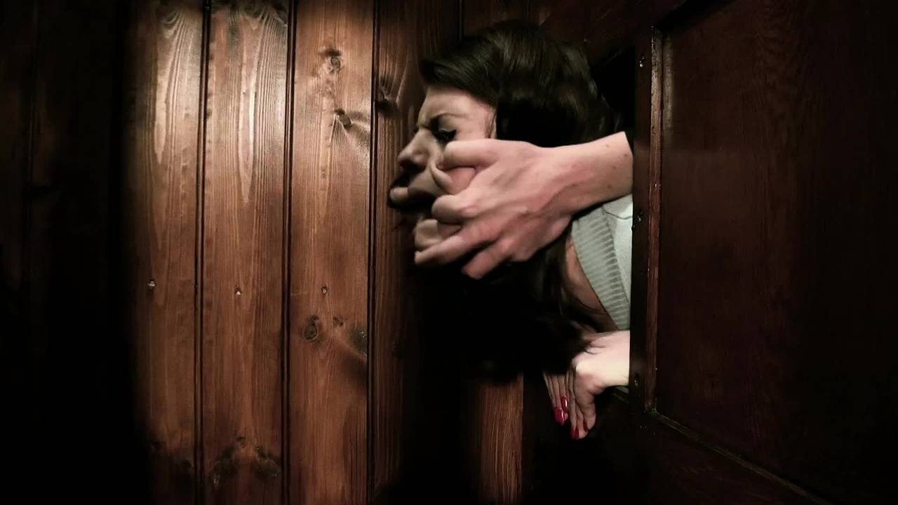 Lucia confesse et baise un masqué dans le confessionnal