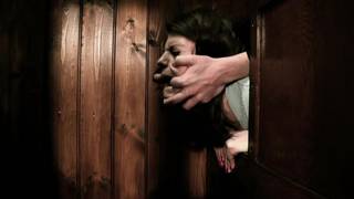 Lucia confesse et baise un masqué dans le confessionnal