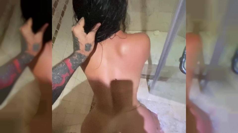 Latina bien foutue en levrette dans la douche