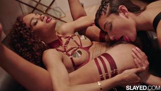 Emily Willis et Scarlit Scandal jouent à des jeux coquins Emily Willis et Scarlit Scandal jouent à des jeux coquins
