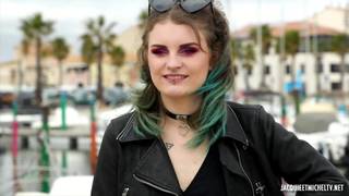 Trixy se fait bouffer par deux mecs en DP !