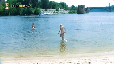 Filles nudistes minces s'amusent sur une plage