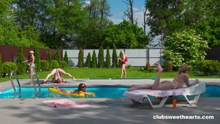 Cinq jeunes lesbiennes nues baisent à la piscine